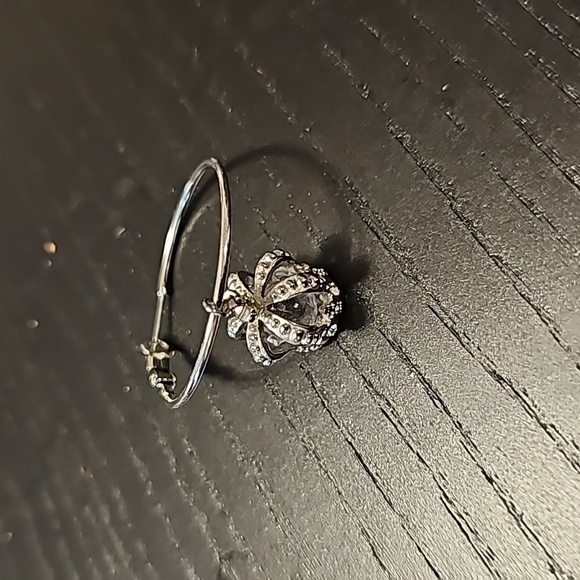 EXPRESS Crown inspired Hoop Earrings - Picture 3 of 4